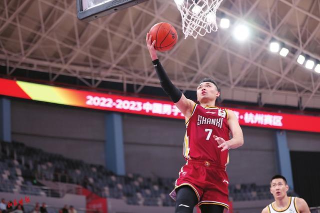 山西男篮全队备战辽宁队，积极备战比赛